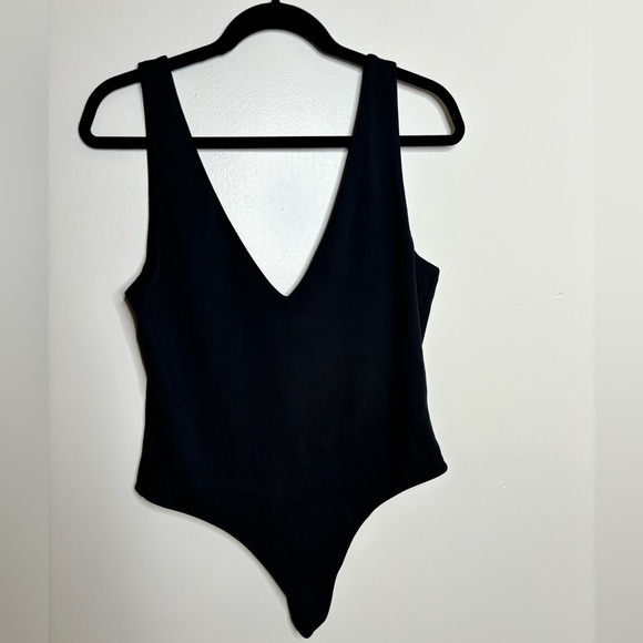 Aritzia Babaton Contour V-neck Bodysuit - Picture 1 of 6